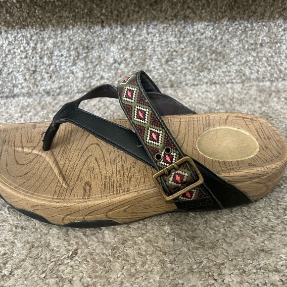 Skechers Tone Ups platform thong sandals. Buckle. Size 7. Embroidered straps. - Picture 3 of 9